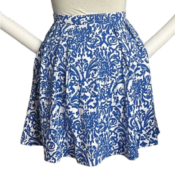 Adrienne Vittadini Stretch Skater-Style Skirt
Sz sm - Picture 2 of 3